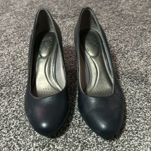 #Navy pump # 2 1 /2 inch heel